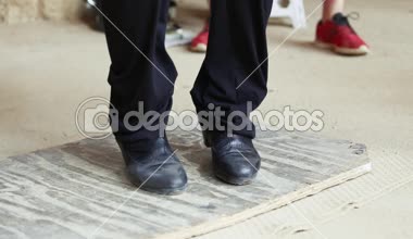Yere yakın çekim dokunarak erkek Flamenko dansçısı