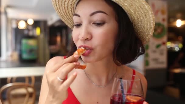 Chica Asiática Viajero Sombrero Paja Comer Camarones Beber Vino Restaurante — Vídeo de stock