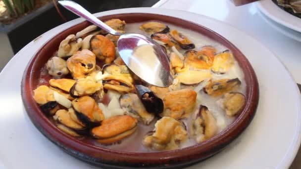 Portion Moules Grillées Chaudes Dans Une Assiette Restaurant — Video