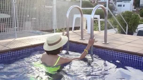 Feliz Mulher Asiática Divertindo Piscina — Vídeo de Stock