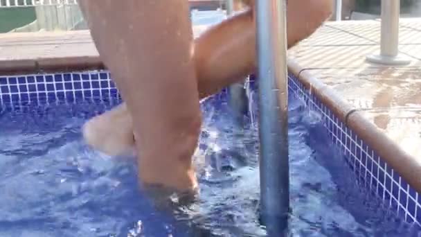 Frauenbeine Schwimmbad Freizeit Und Urlaubskonzept — Stockvideo