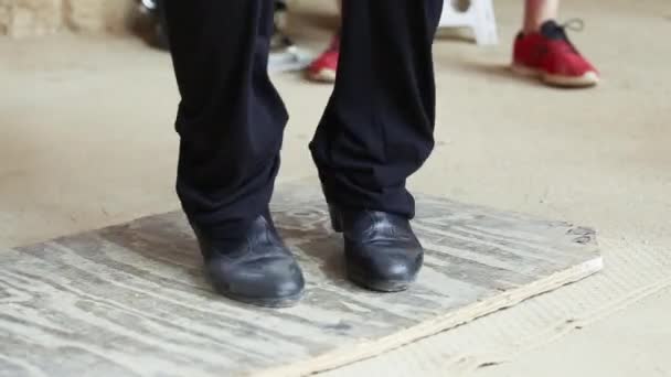 男性のフラメンコ ダンサーが床のクローズ アップをタップ — ストック動画