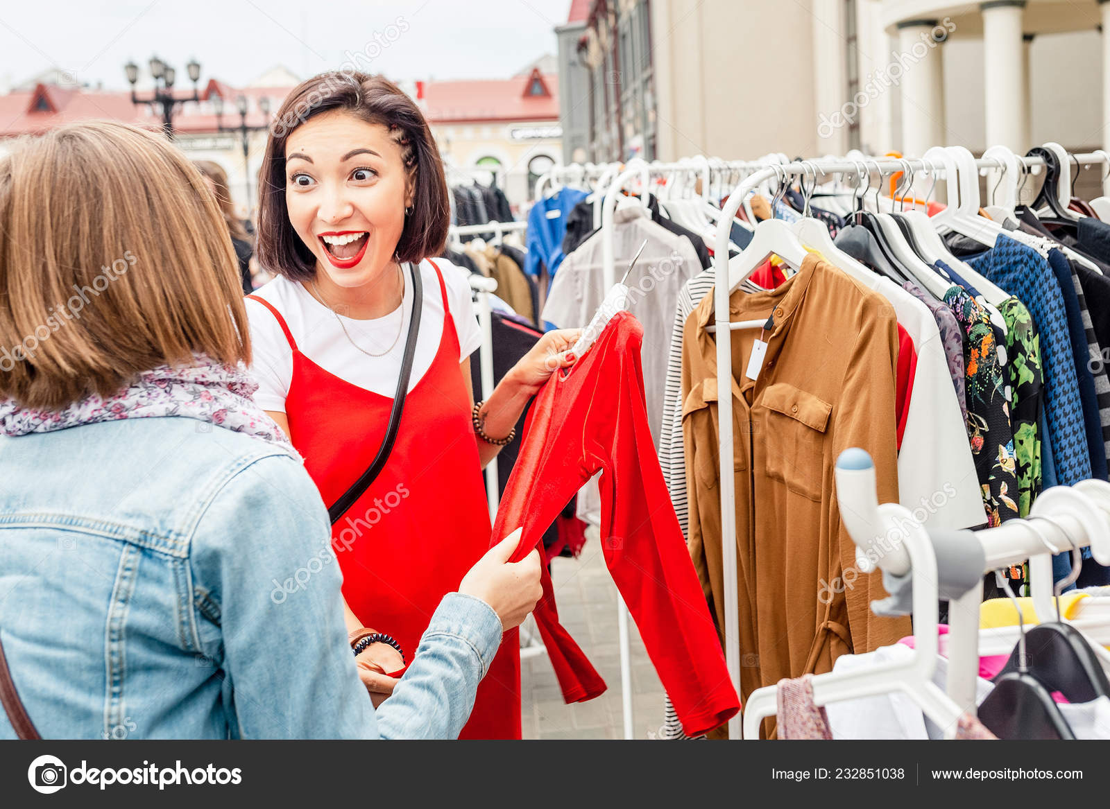 Dos Amigas Comprando Juntas Eligiendo Ropa Vivida Para Comprar Foto de stock 232851038 frantic00