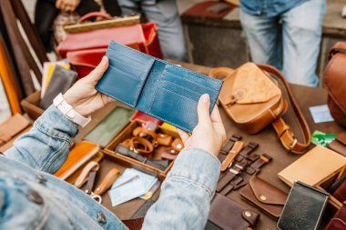 El yapımı deri cüzdan. Moda aksesuar kavramı