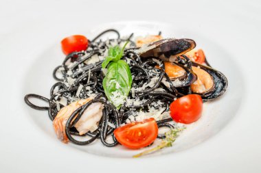 siyah spagetti veya mürekkep balığı mürekkep ile makarna yemek. Deniz ürünleri mutfağı