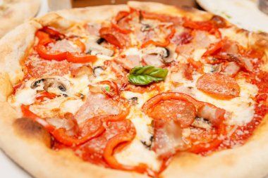 Sıcak lezzetli pizza closeup görünümü