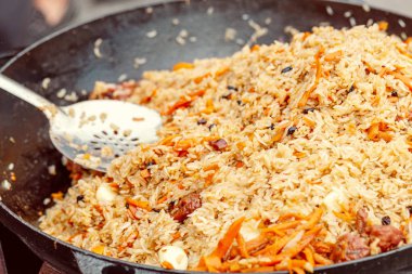 Lezzetli pilav, geleneksel Orta Asya mutfağı pişirme