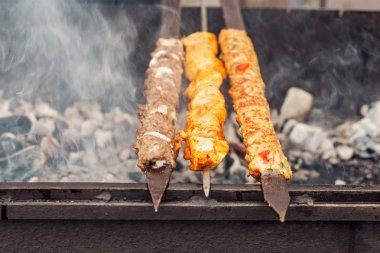 Kebap metal şiş ızgara üzerinde yemek. Geleneksel Türk mutfağı
