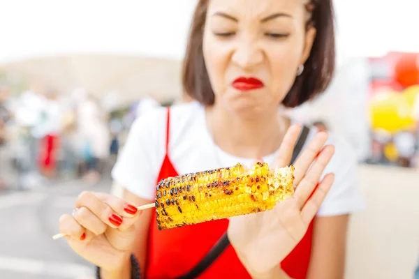 Женщина Отказывается Сладкую Кукурузу Концепция Испорченной Пищи Нездоровой Пищи — стоковое фото