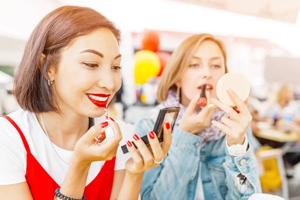 Two Girls Girlfriend Put Makeup Lipstick Look Mirror Concept Cosmetics — Stock Photo, Image