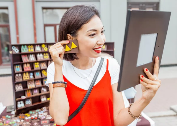 Mooie Jonge Vrouw Proberen Een Paar Moderne Lichte Oorbellen Bij — Stockfoto