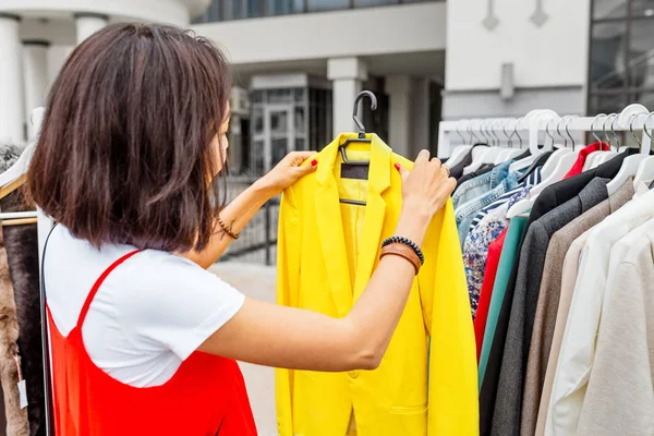 Mulher Feliz Comprando Roupas Conceito Compras — Fotografia de Stock