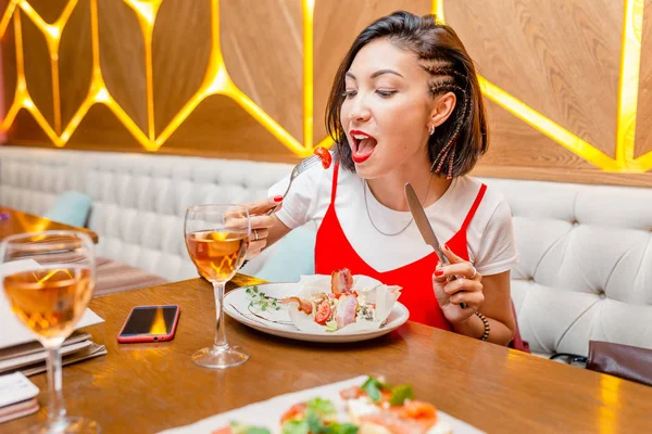Hipster Asian Woman Eating Dinner Restaurant — Stock Photo, Image
