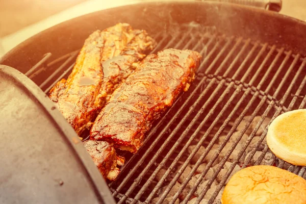 Cocinar Deliciosas Costillas Carne Cerdo Una Parrilla — Foto de Stock