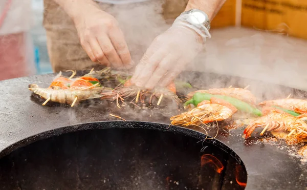 Chef Cooking Prawns Shrimps Grill Delicious Seafood Concept — Stock Photo, Image