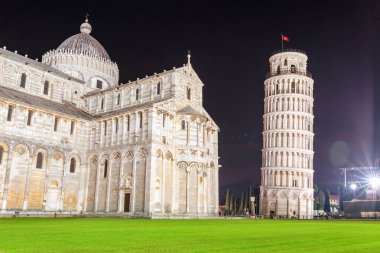 Geceleri kule Piazza dei miracoli ve yaslanmış. İtalya ve Pisa kavramında seyahat