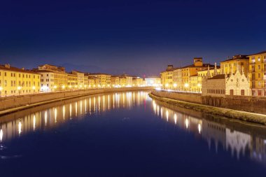 Gece görünümü Arno Nehri şehirde Pisa, İtalya