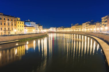 Gece görünümü Arno Nehri şehirde Pisa, İtalya