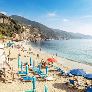 Monterosso al Mare, İtalya - 15 Ekim, 2018: Cennet plaj şezlong Cinque Terre Milli Parkı, Ligurya insanların dinlenme ile görünümünü.