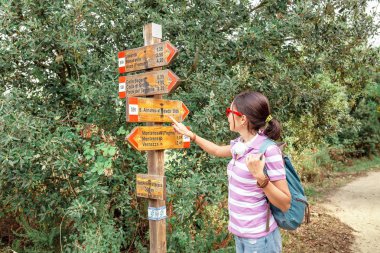 Monterosso al Mare, İtalya - 15 Ekim, 2018: Cinqueterre Doğa Park bilgi yol işareti seyir sırt çantası ile kadın uzun yürüyüşe çıkan kimse