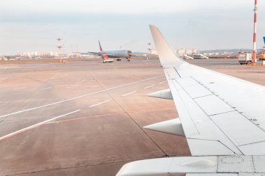 Vnukovo, Moscow Region, Rusya Federasyonu - 14 Ekim, 2018: Vnukovo Uluslararası Havaalanı ve Rossiya havayolu uçak görünümünden