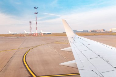 Uçağın arka planını güzergâhına havaalanında, kanat