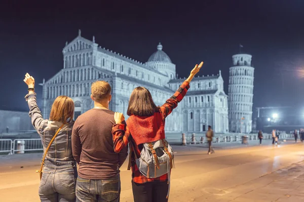 Group Tourists Friends Travel Pisa Italy Looking Leaning Tower Piazza — Stock Photo, Image