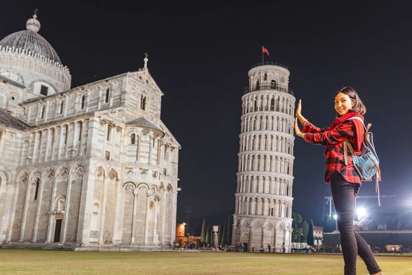 Retrato Jovem Viajante Turístico Feliz Frente Torre Inclinada Pisa Itália — Fotografia de Stock