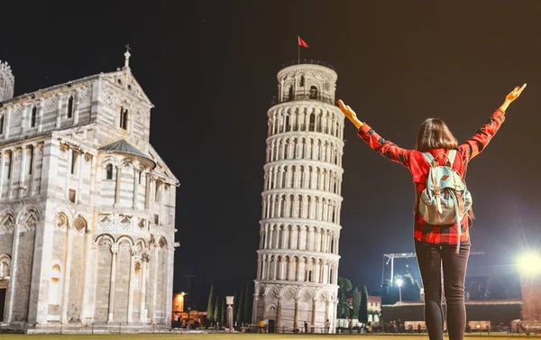 Portret Szczęśliwy Młoda Kobieta Turystyczne Podróżnik Przed Krzywa Wieża Pisa — Zdjęcie stockowe