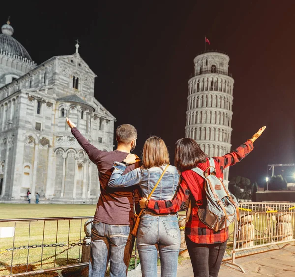 Ομάδα Τουριστών Φίλοι Ταξιδιού Στην Πίζα Ιταλία Βλέπουν Κλίνοντας Πύργο — Φωτογραφία Αρχείου