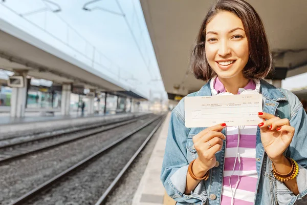 Mutlu Asyalı Turist Kadın Boş Bilet Metro Tren Istasyonu Platformu — Stok fotoğraf