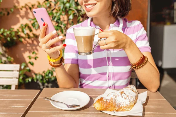 Kahve Içme Telefonunuzun Talyan Kafe Yaşam Tarzı Gıda Teknoloji Kavramı — Stok fotoğraf