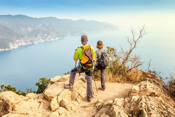 Happy Couple Hikers Standing Top Cliff Looking Great Seascape — Stock Photo, Image