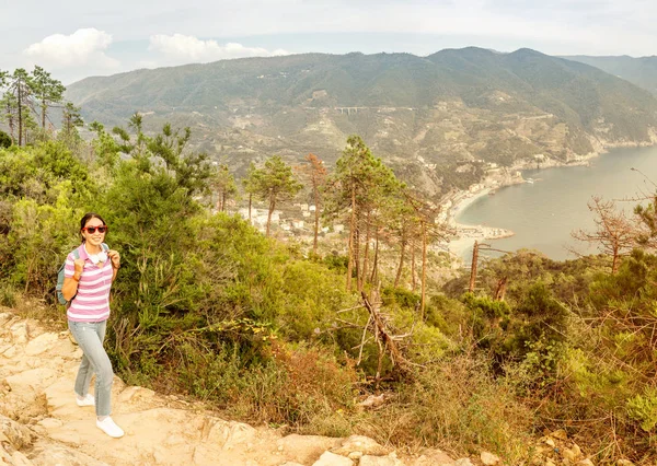 Glad Ung Kvinna Med Ryggsäck Njuter Vackra Seascape Italien Semester — Stockfoto