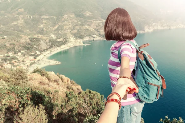 Viajante Feliz Menina Topo Montanha Segue Até Estância Balnear — Fotografia de Stock