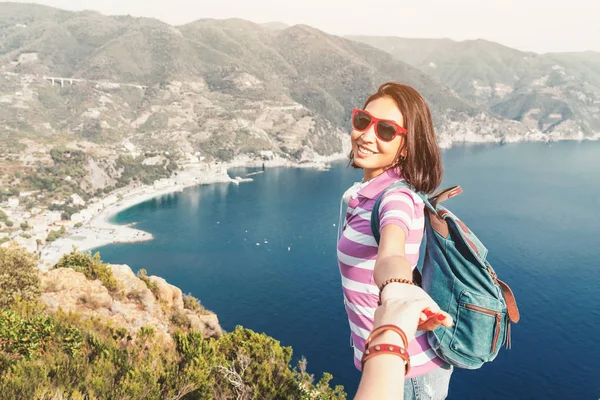 Glückliche Junge Frau Mit Rucksack Genießt Wunderschöne Meereslandschaft Italien Urlaub — Stockfoto