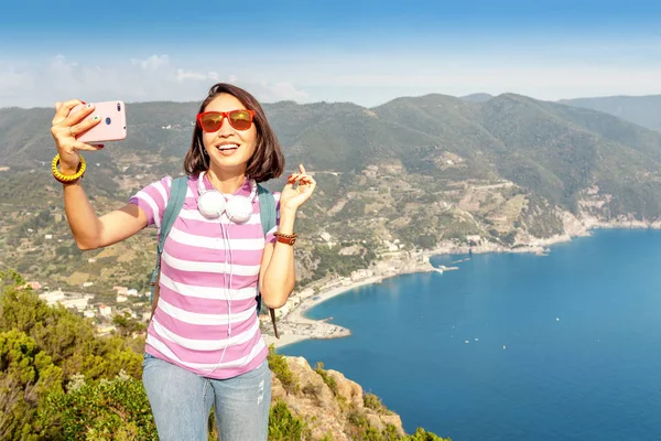 Šťastná Dívka Úsměvem Při Selfie Fotografii Stojící Vrcholku Hory Národním — Stock fotografie