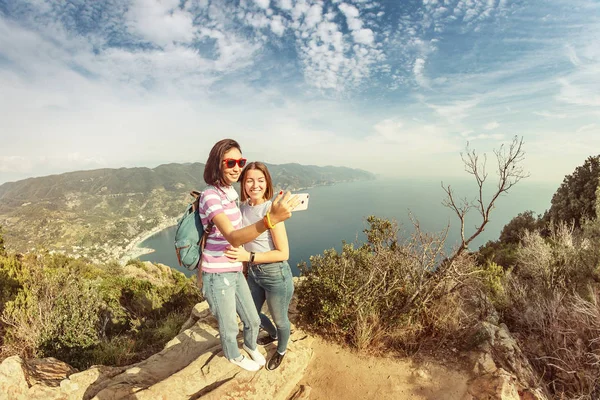 Felices Amigos Turistas Están Disfrutando Vista Del Paisaje Marino Tomar — Foto de Stock