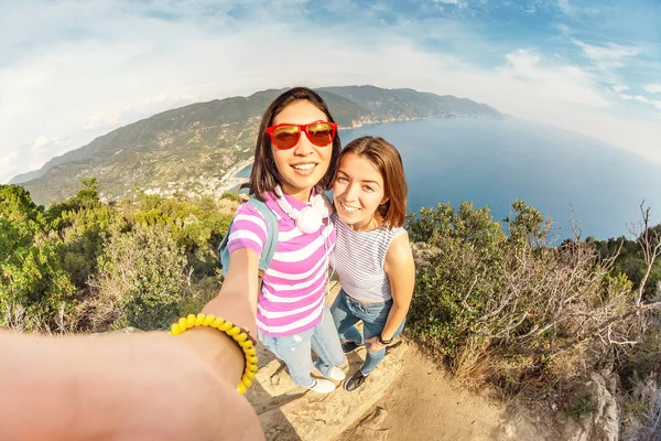 Boldog Meg Turisták Élvezi Seascape Nézet Selfie Véve Együtt Cinque — Stock Fotó