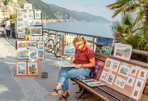 Μοντερόσο Μάρε Ιταλία Οκτωβρίου 2018 Γυναίκα Ζωγράφος Που Πωλούν Τις — Φωτογραφία Αρχείου