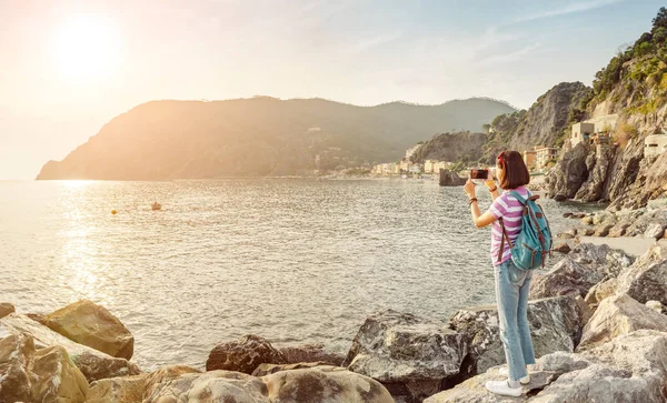 Talya Güzel Deniz Manzarası Zevk Sırt Çantası Ile Mutlu Genç — Stok fotoğraf