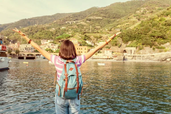 Jovem Feliz Com Mochila Desfrutando Bela Paisagem Marinha Itália Férias — Fotografia de Stock