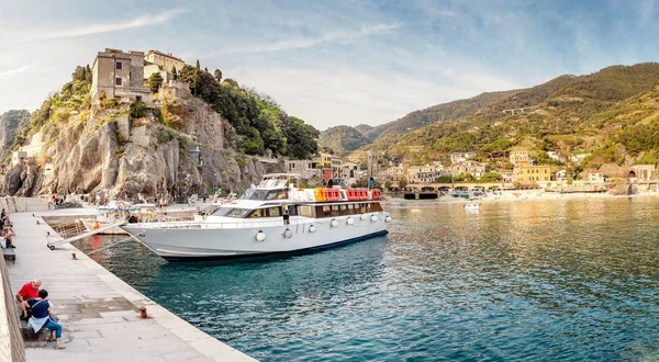Cinqueterre Ιταλία Οκτωβρίου 2018 Κρουαζιέρα Πλοίο Τουρίστες Που Πλέουν Στο — Φωτογραφία Αρχείου