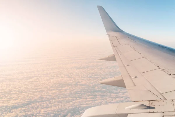 Viaje Por Concepto Avión Ala Avión Con Fondo Cielo Nublado — Foto de Stock