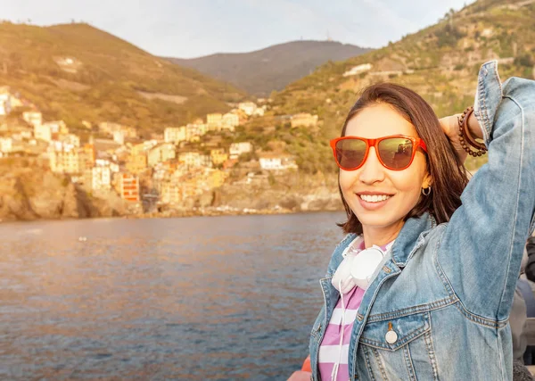 Feliz Mujer Asiática Crucero Barco Cinque Terre Mar Costo Italia — Foto de Stock