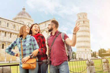 Mutlu arkadaş Pisa, İtalya, Grup turistler ve dostluk kavramı bir yolculuk