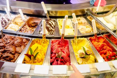 gelato dondurma tatlı dükkanı vitrin, çeşitli lezzetleri