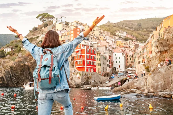 Νεαρή Γυναίκα Ταξιδιώτη Σακίδιο Απολαμβάνοντας Υπέροχη Θέα Στο Διάσημο Ορόσημο — Φωτογραφία Αρχείου