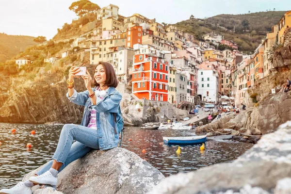 Jovem Viajante Turista Tomando Selfie Seu Smartphone Famosa Aldeia Italiana — Fotografia de Stock
