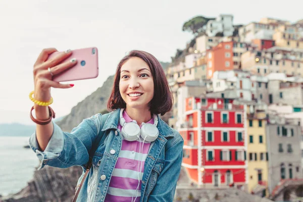 Jovem Viajante Turista Tomando Selfie Seu Smartphone Famosa Aldeia Italiana — Fotografia de Stock